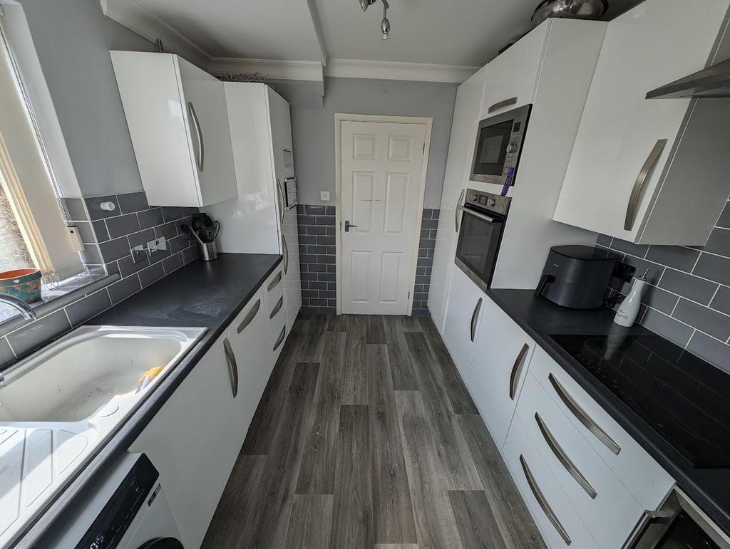 Kitchen 2.jpg