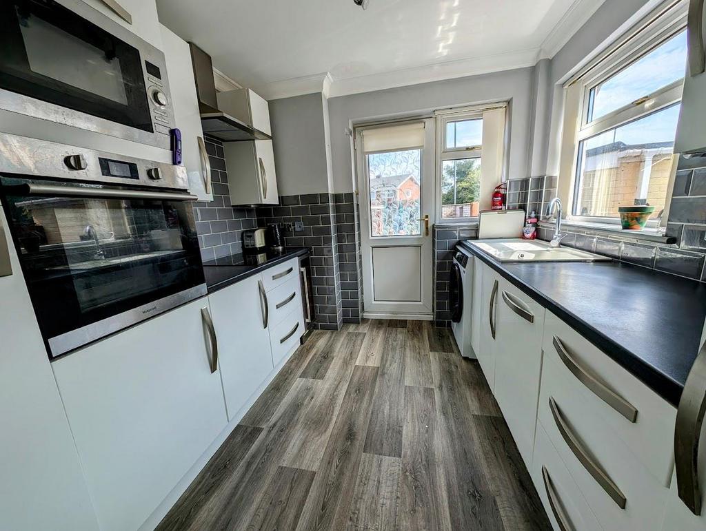 Kitchen2.jpg