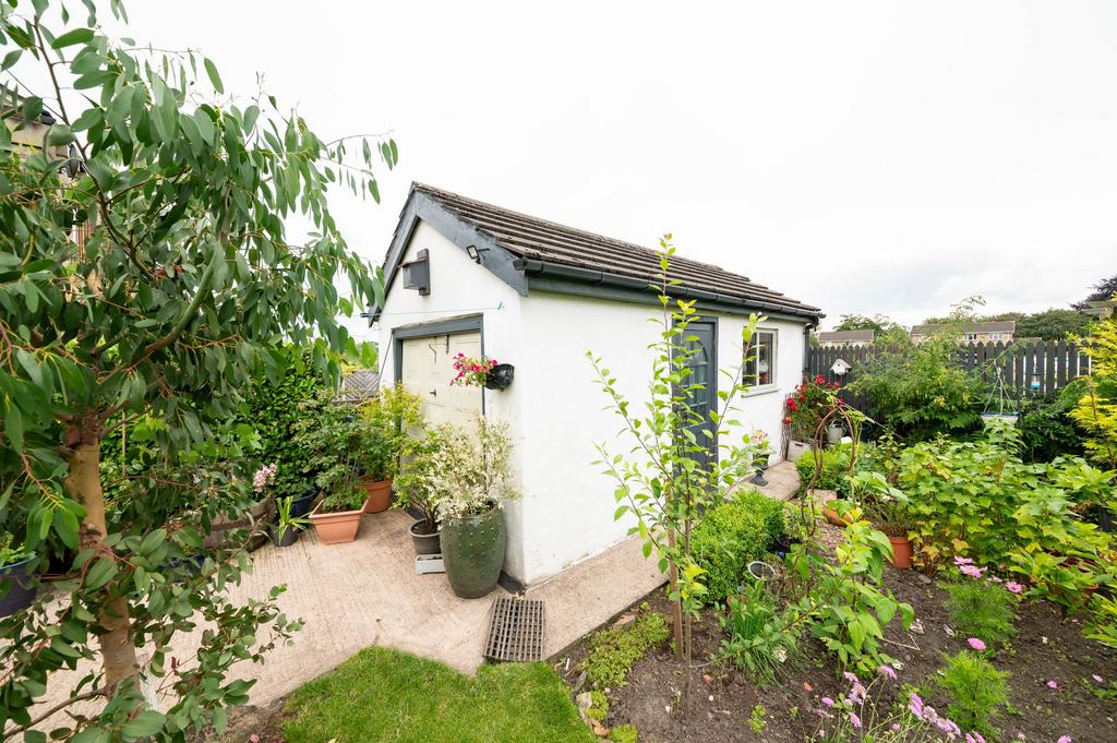 Detached garage