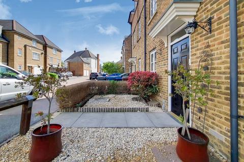 4 bedroom semi-detached house to rent, Goodhall Close, HA7, Stanmore, HA7