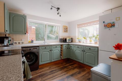 2 Threshers, Crediton, EX17 3NR