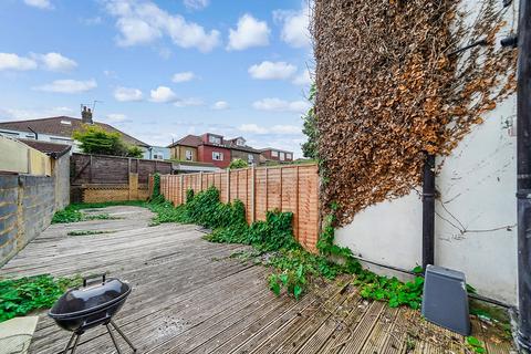 104c Aldborough Road South, Ilford, IG3 8EY