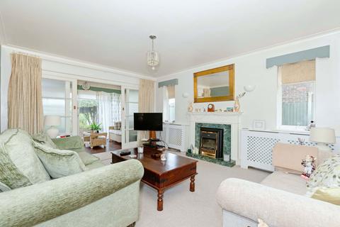 3 bedroom flat for sale, Marine Crescent, Worthing BN12