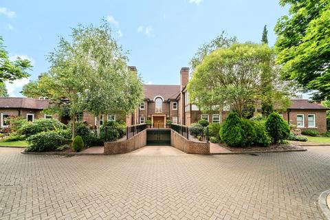 3 bedroom flat for sale, Tudor Grange, 83 Oatlands Drive, Weybridge, KT13