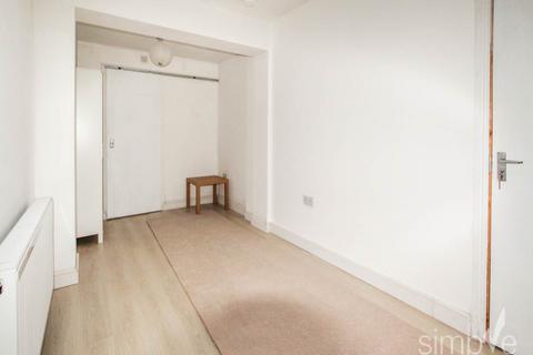 Studio to rent, Mendip Close, Harlington, Middlesex