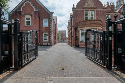 1 bedroom ground floor flat for sale, Barnsley Hall, Barnsley Hall Road, Bromsgrove, Worcestershire, B61 0TX