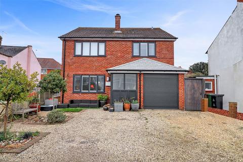 99 Basin Road, Heybridge Basin, Maldon, CM9 4RP