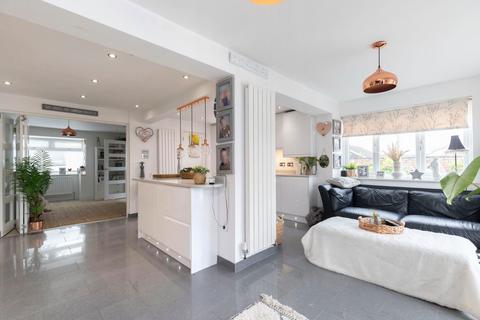 34 Crown Drive, Bishops Cleeve, Cheltenham, GL52 8DY