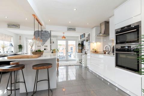 34 Crown Drive, Bishops Cleeve, Cheltenham, GL52 8DY