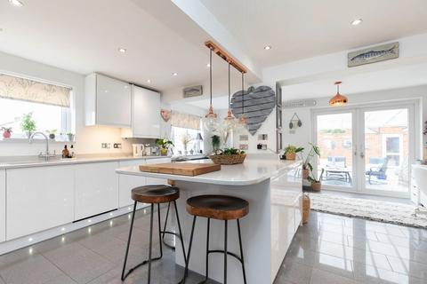 34 Crown Drive, Bishops Cleeve, Cheltenham, GL52 8DY
