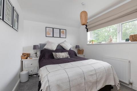 34 Crown Drive, Bishops Cleeve, Cheltenham, GL52 8DY