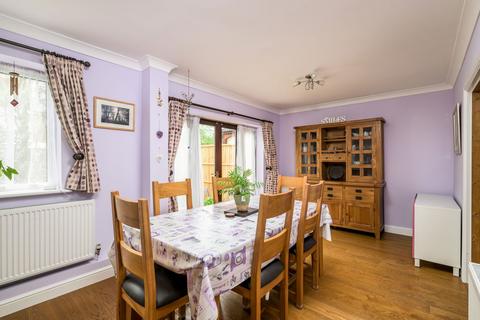 20 Castles Close, Stotfold, Hitchin, SG5 4BZ