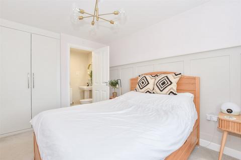 34 Rhondda Vale, Aylesham, Canterbury, CT3 3LP