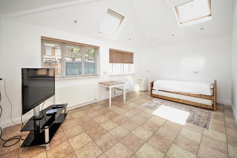 Studio to rent, Conway Road, London, N14