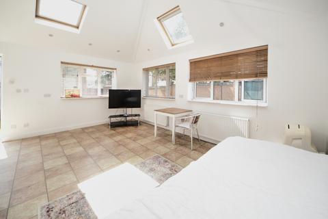Studio to rent, Conway Road, London, N14