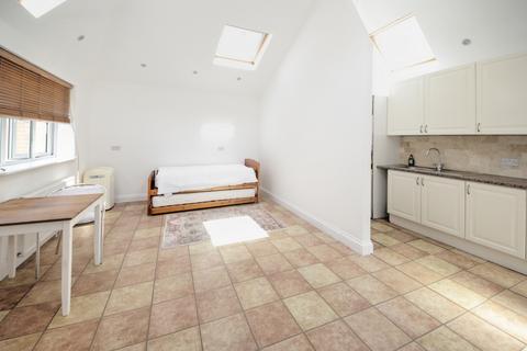 Studio to rent, Conway Road, London, N14
