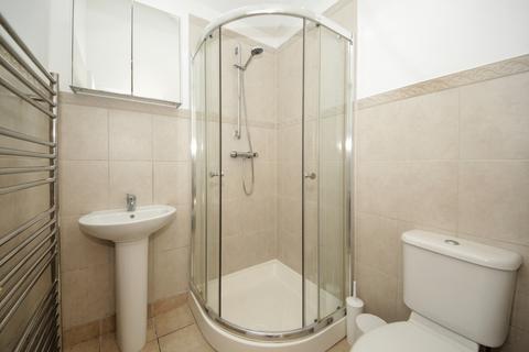 Studio to rent, Conway Road, London, N14
