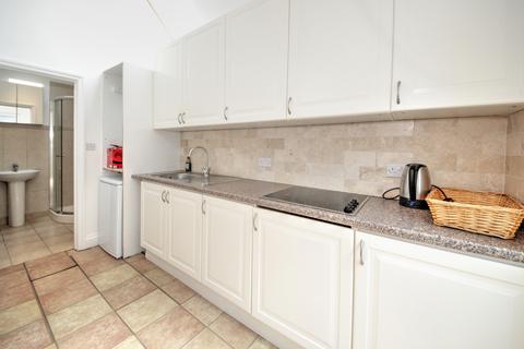 Studio to rent, Conway Road, London, N14