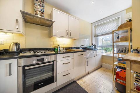 2 bedroom flat to rent, Hopton Road, Streatham Common, London, SW16