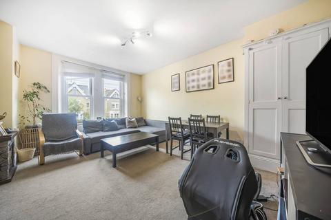 2 bedroom flat to rent, Hopton Road, Streatham Common, London, SW16