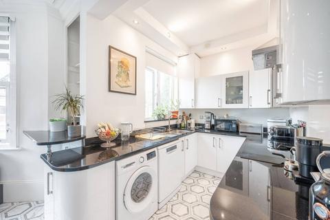 14b Park Avenue, London, NW2 5AP