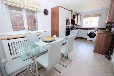 3 bedroom semi-detached house for sale, Seathrift Close, Lee-On-The-Solent, PO13