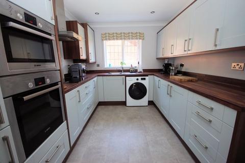 3 bedroom semi-detached house for sale, Seathrift Close, Lee-On-The-Solent, PO13