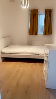 1 bedroom in a flat share to rent, Ballards Lane, London N3