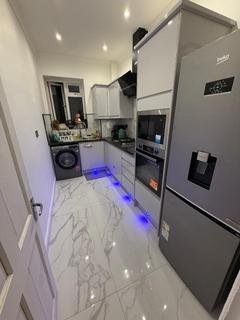 1 bedroom in a flat share to rent, Ballards Lane, London N3