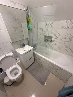 1 bedroom in a flat share to rent, Ballards Lane, London N3