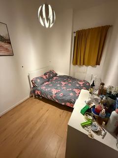 1 bedroom in a flat share to rent, Ballards Lane, London N3