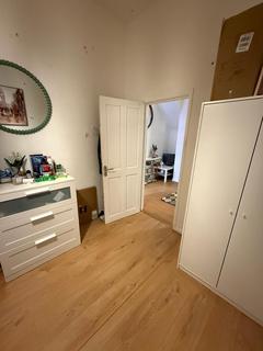 1 bedroom in a flat share to rent, Ballards Lane, London N3