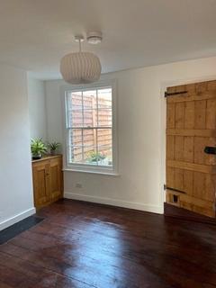 2 bedroom terraced house to rent, George Street, Berkhamsted.