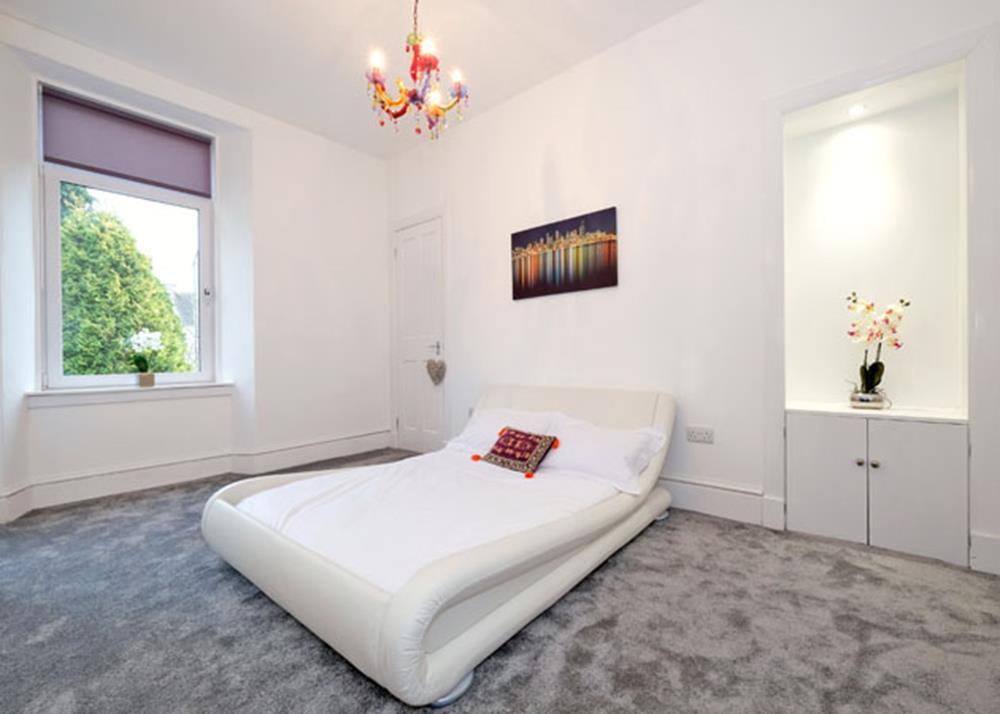 Bedroom 1 photograph 2