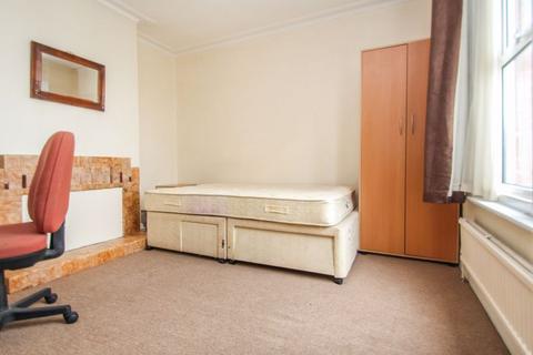 3 bedroom detached house to rent, Pine Road, Bournemouth BH9