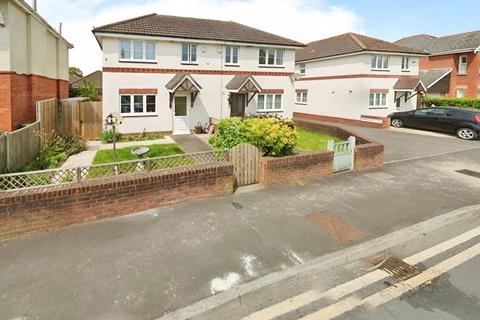 3 bedroom terraced house to rent, Coombe Avenue, Bournemouth BH10