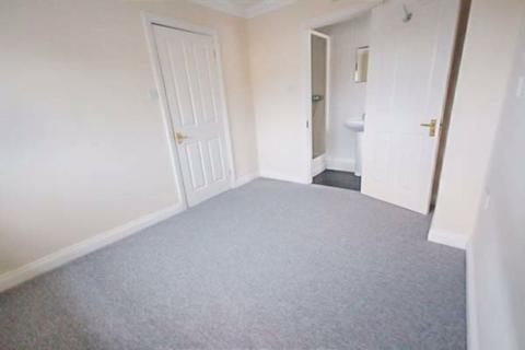 3 bedroom terraced house to rent, Coombe Avenue, Bournemouth BH10