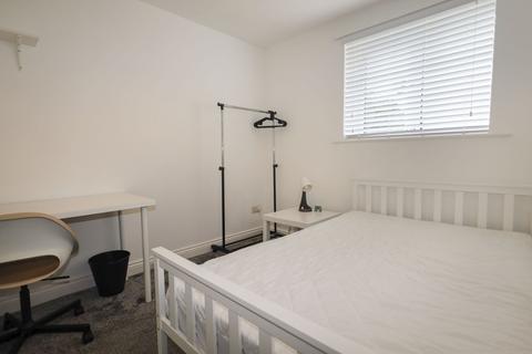 2 bedroom property to rent, Holdenhurst Road, Bournemouth BH8