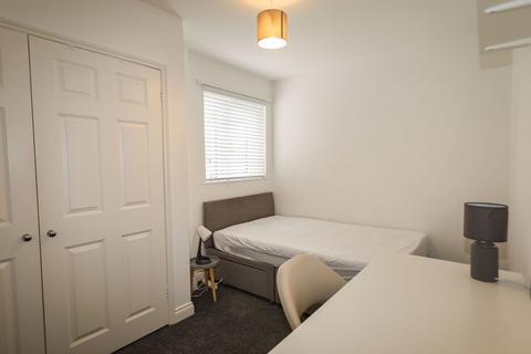 2 bedroom property to rent, Holdenhurst Road, Bournemouth BH8