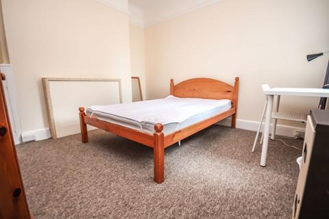 5 bedroom detached house to rent, Osborne Road, Bournemouth BH9