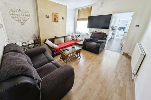 3 bedroom end of terrace house for sale, Wallis Street, Nottingham, NG6 0EP