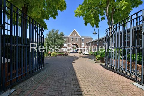 5 bedroom townhouse to rent, Lockesfield Place, London E14