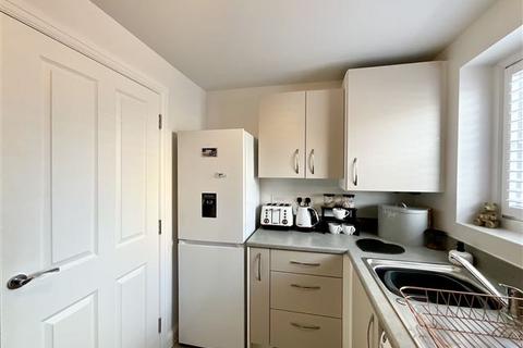 2 bedroom flat for sale, Banks Way, Catcliffe, Rotherham, S60 5WR