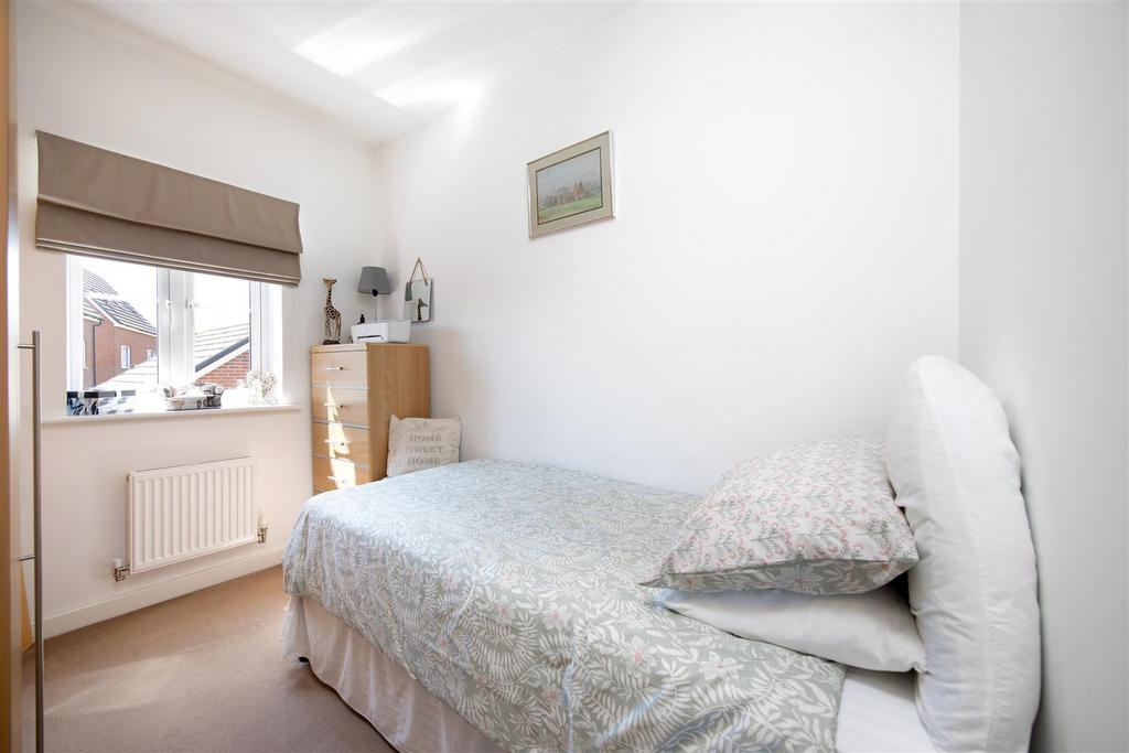 15 Swift Drive Trowbridge BA14 7 FR (15).jpg