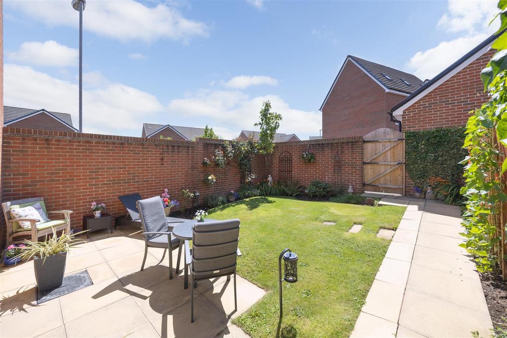 15 Swift Drive Trowbridge BA14 7 FR (19).jpg