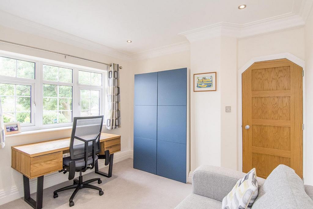 Study/Fifth Bedroom