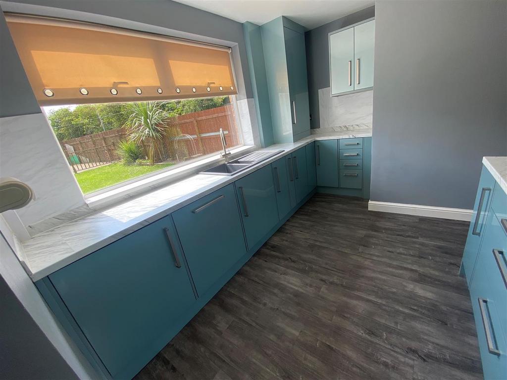 Kitchen 2.jpg