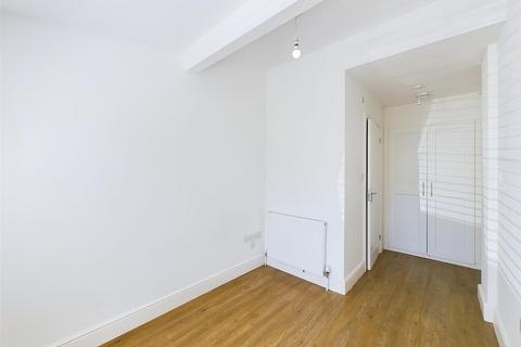 16 Beatrice Close, Pinner, HA5 2QB