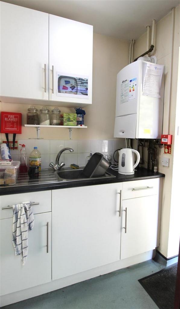 116 kitchen .JPG