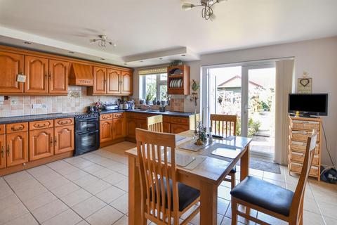 4 bedroom detached house for sale, Waverley Road, Thundersley, Benfleet